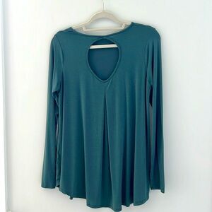 Women’s beautifull deep teal flowy shirt size M